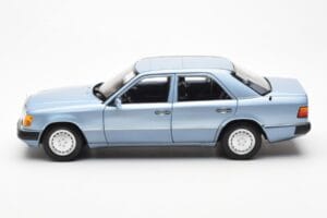 Mercedes 230E W124 Azul Claro Metálico Norev 1:18 183945 Metal - imagen 4 de 8