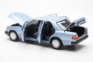 Mercedes 230E W124 Azul Claro Metálico Norev 1:18 183945 Metal - imagen 5 de 8