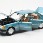 Mercedes 230E W124 Beryl Metallic Edición Concesionario Norev 1:18 B66040698 - image 2 of 8