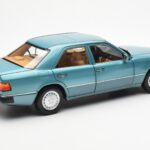 Mercedes 230E W124 Beryl Metallic Edición Concesionario Norev 1:18 B66040698 - image 3 of 8