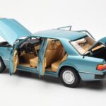 Mercedes 230E W124 Beryl Metallic Edición Concesionario Norev 1:18 B66040698 - image 5 of 8