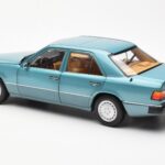 Mercedes 230E W124 Beryl Metallic Edición Concesionario Norev 1:18 B66040698 - image 7 of 8