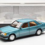Mercedes 230E W124 Beryl Metallic Edición Concesionario Norev 1:18 B66040698 - image 8 of 8