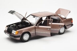Mercedes 230E W124 Rosewood Metallic Edición Concesionario Norev 1:18 B66040697 Metal - imagen 2 de 8