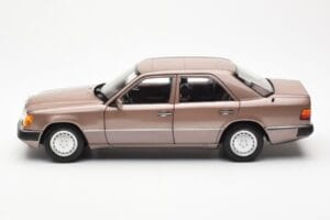 Mercedes 230E W124 Rosewood Metallic Edición Concesionario Norev 1:18 B66040697 Metal - imagen 4 de 8