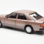 Mercedes 230E W124 Rosewood Metallic Edición Concesionario Norev 1:18 B66040697 - image 7 of 8