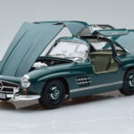 Mercedes 300 SL W198 Gullwing Verde Norev 1:18 - image 2 of 7