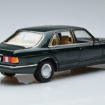 Mercedes 560 SEL W126 Verde Oscuro Metálico Norev 1:18 - image 3 of 7