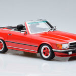 Mercedes AMG SL500 R107 Rojo Otto 1:18 - image 4 of 6