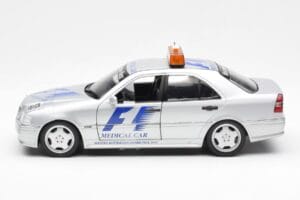 Mercedes C-Class W202 AMG Medical Car F1 1997 UT Models 1:18 26106 Metal - imagen 3 de 6