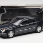 Mercedes E-Class W211 Azul Metalizado Kyosho 1:18 B66962147 - image 8 of 8