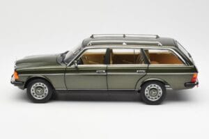 Mercedes 230T W123 T-Model Verde Metalizado Norev 1:18 183730 Metal - imagen 4 de 8