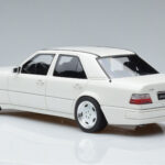 Mercedes E60 AMG W124 Blanco Otto 1:18 - image 5 of 6