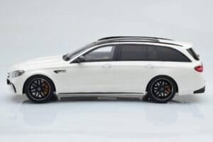 Mercedes AMG E63 S S213 T-Model Blanco GT Spirit 1:18 GT795 Resina - imagen 3 de 6