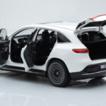 Mercedes EQC 400 Diamond Blanco NZG 1:18 - image 5 of 8