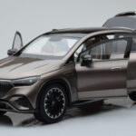 Mercedes EQE SUV X294 AMG Line Velvet Marrón NZG 1:18 - image 2 of 8