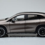 Mercedes EQE SUV X294 AMG Line Velvet Marrón NZG 1:18 - image 4 of 8