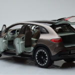 Mercedes EQE SUV X294 AMG Line Velvet Marrón NZG 1:18 - image 5 of 8