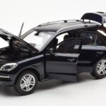Mercedes M-Class W166 Tansanite Azul Metalizado Minichamps 1:18 B66960065 - image 2 of 8