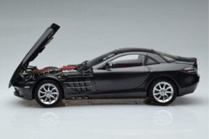 Mercedes SLR McLaren Negro CMC 1:18 M-045F Metal - imagen 4 de 10