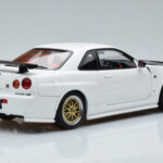 Nissan Skyline GT-R R34 Nismo Z-Tune Blanco MotorHelix 1:18 - image 3 of 11