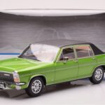 Opel Diplomat B Verde Metalizado MCG 1:18 - image 6 of 6