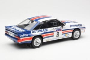 Opel Manta 400 Rothmans #8 J. McRae / I. Grindrod Lombard RAC Rally 1983 IXO 1:18 18RMC038A Metal - imagen 2 de 6