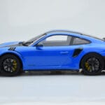 Porsche 911 GT2 RS 991.2 Weissach Package Azul Llantas de Magnesio Negras Minichamps 1:18 - image 3 of 6