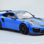 Porsche 911 GT2 RS 991.2 Weissach Package Azul Llantas de Magnesio Negras Minichamps 1:18 - image 4 of 6