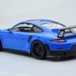 Porsche 911 GT2 RS 991.2 Weissach Package Azul Llantas de Magnesio Negras Minichamps 1:18 - image 5 of 6