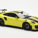 Porsche 911 991.2 GT2 RS Verde Claro Con Llantas De Magnesio Negras Minichamps 1:18 - image 4 of 6