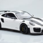 Porsche 911 GT2 RS 991.2 Weissach Package Blanco Llantas de Magnesio Negras Minichamps 1:18 - image 4 of 6
