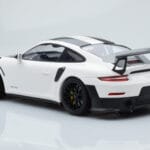 Porsche 911 GT2 RS 991.2 Weissach Package Blanco Llantas de Magnesio Negras Minichamps 1:18 - image 5 of 6
