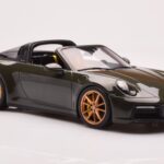 Porsche 911 992 Targa 4S Verde Oliva GT Spirit 1:18 - image 4 of 6