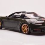 Porsche 911 992 Targa 4S Verde Oliva GT Spirit 1:18 - image 5 of 6