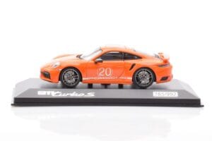 Porsche 911 992 Turbo S Gulf Naranja Minichamps 1:43 WAP0209060N002