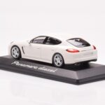 Porsche Panamera 970 Diesel Carrara Blanco Minichamps 1:43 - image 3 of 4