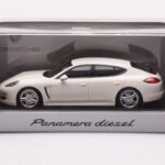 Porsche Panamera 970 Diesel Carrara Blanco Minichamps 1:43 - image 4 of 4