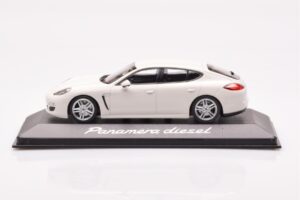 Porsche Panamera 970 Diesel Carrara Blanco Minichamps 1:43