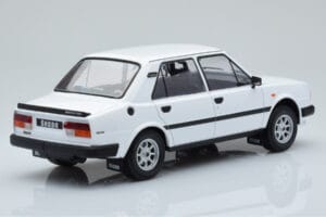 Skoda 130 L Blanco IXO 1:18 18CMC158 Metal - imagen 2 de 6