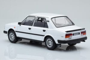 Skoda 130 L Blanco IXO 1:18 18CMC158 Metal - imagen 5 de 6