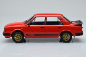 Skoda 130 LR Rojo IXO 1:18 18CMC159 Metal - imagen 3 de 6