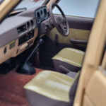 Toyota Land Cruiser 60 Beige Con Piezas Opcionales Kyosho 1:18 - image 11 of 12