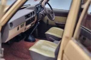 Toyota Land Cruiser 60 Beige Con Piezas Opcionales Kyosho 1:18 08956XBE Metal - imagen 11 de 12