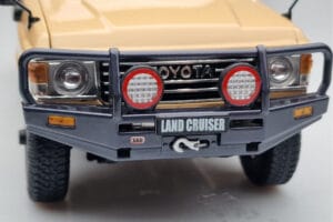Toyota Land Cruiser 60 Beige Con Piezas Opcionales Kyosho 1:18 08956XBE Metal - imagen 9 de 12