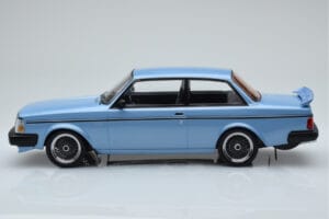 Volvo 240 Turbo Azul Claro IXO 1:18 18MCC090 Metal - imagen 3 de 6