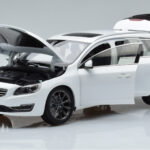 Volvo V60 D3 Crystal Blanco FAW 1:18 - image 2 of 7