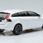 Volvo V60 D3 Crystal Blanco FAW 1:18 - image 3 of 7