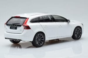 Volvo V60 D3 Crystal Blanco FAW 1:18 9430840 Metal - imagen 3 de 7