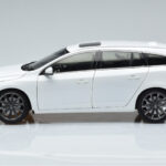 Volvo V60 D3 Crystal Blanco FAW 1:18 - image 4 of 7